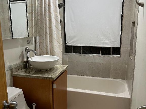 2nd image of 1943 W Albion Ave APT 1