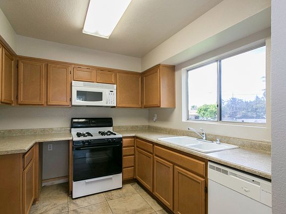 2nd image of 1838 N Vineyard Ave APT E
