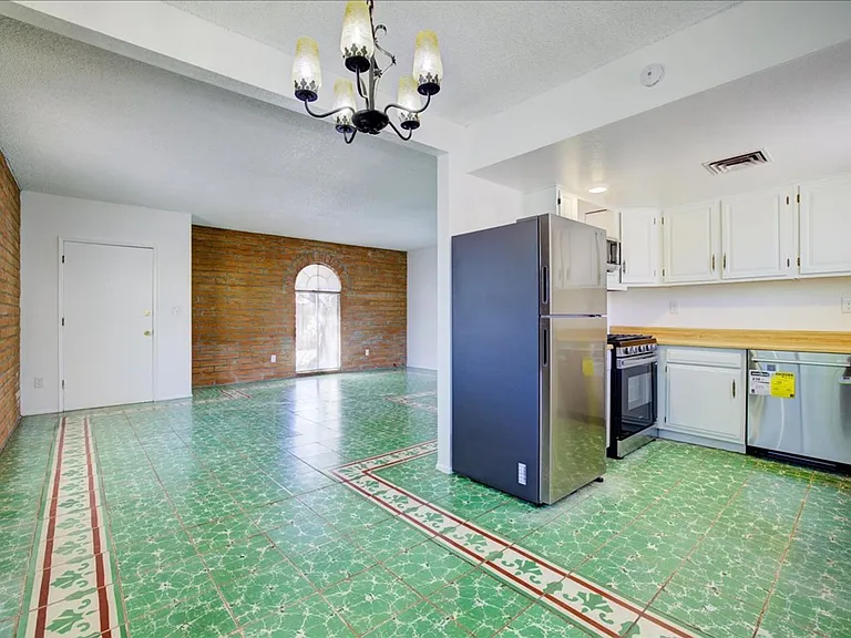 3425 E Fairmount St — Photo 12