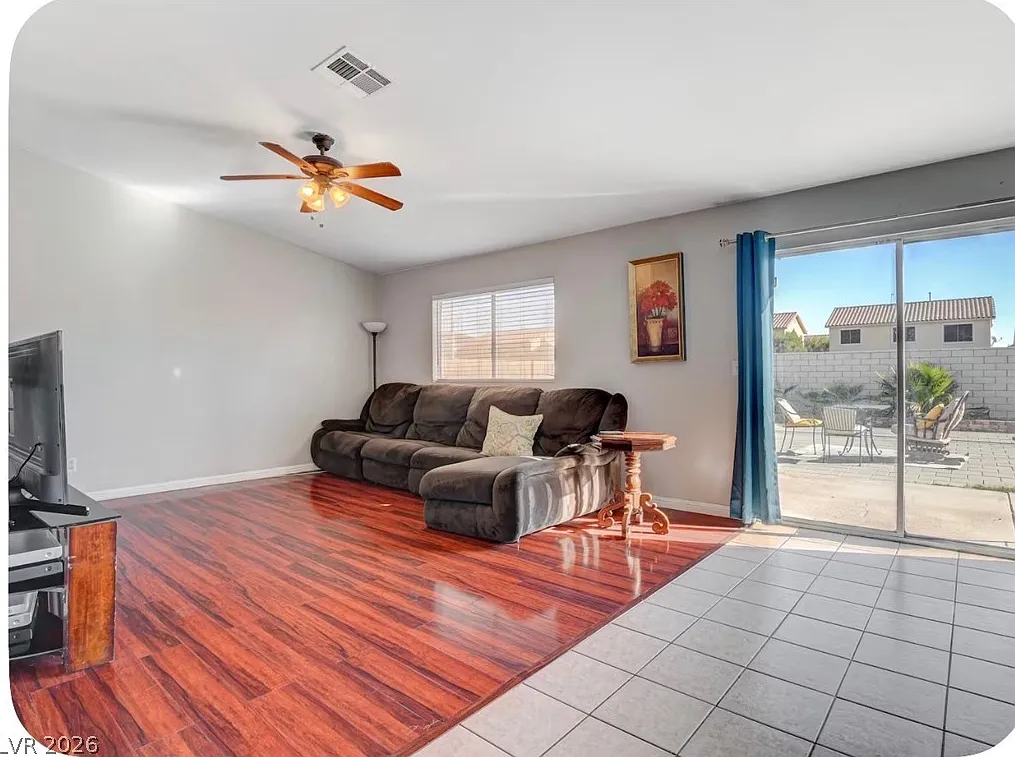 3 bed, 2.0 bath, 1304 sqft, $2,090 — Photo 3