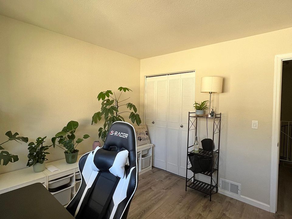 Second bedroom.