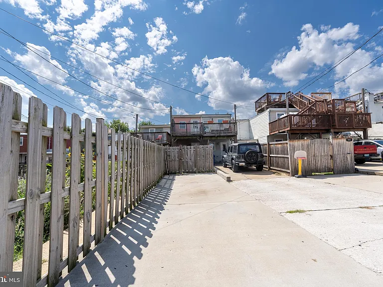1825 Light St — Photo 11