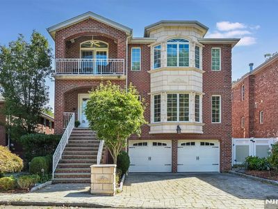 1044 Fairview Ln, Fort Lee, NJ, 07024