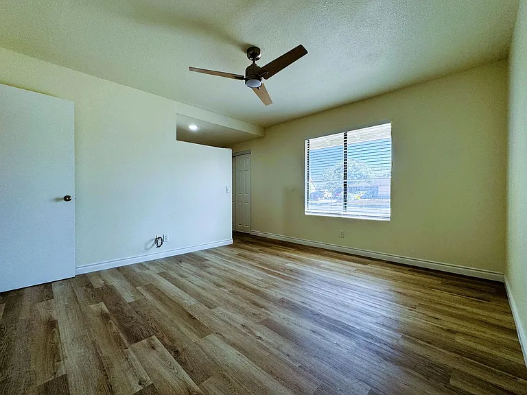 2105 E Petunia St — Photo 18