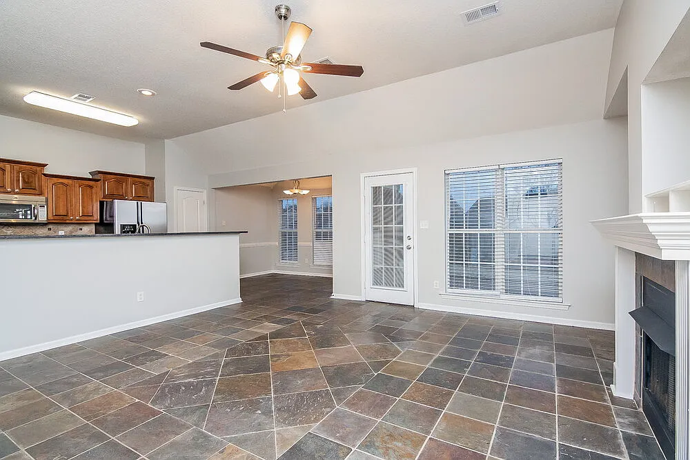 4 bed, 2.0 bath, 1831 sqft, $2,230 — Photo 3