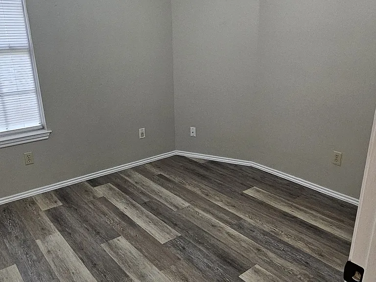 618 Canterbury St — Photo 10