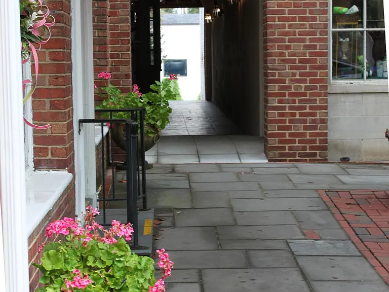 124 NW Broad St #1 — Photo 1