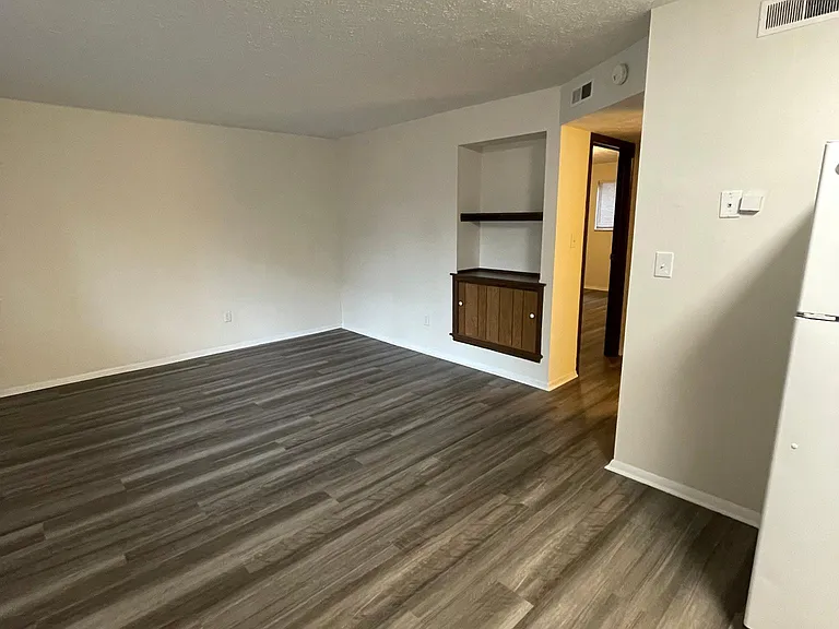 344 E 20th Ave — Photo 3