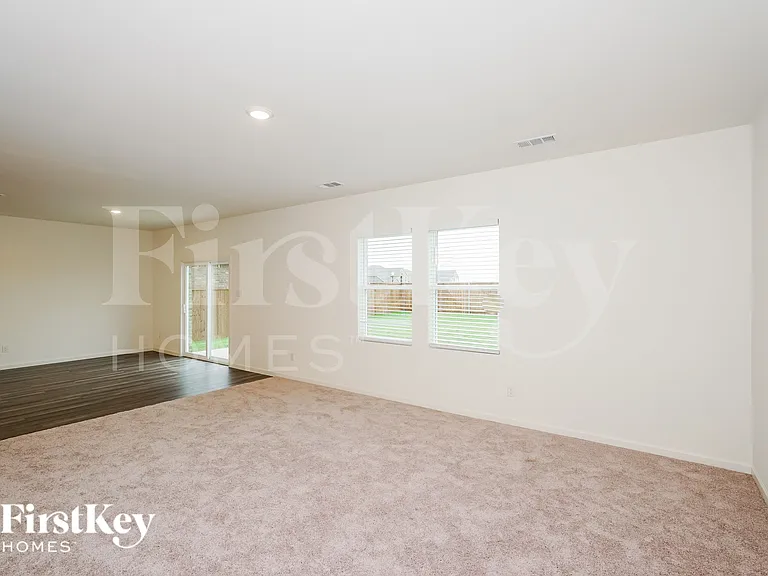 1804 Sandlin Dr — Photo 3