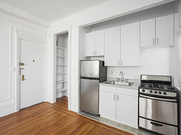 5th image of 347 W 55th St APT 8L