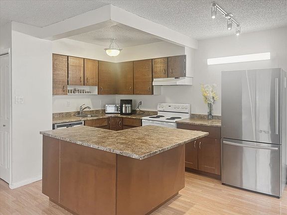 5th image of 47 Agnes St #305