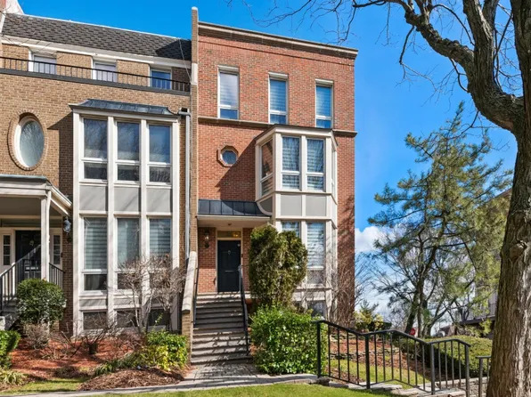 110 Kensington Dr #110, Fort Lee, NJ 07024