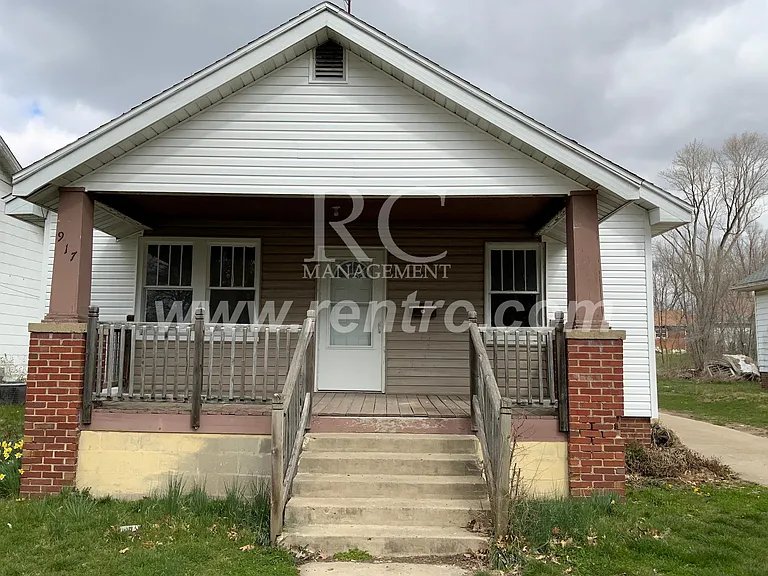 917 E Seminary St — Photo 1