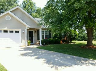 28 Seaside Ln, Greer, SC 29650