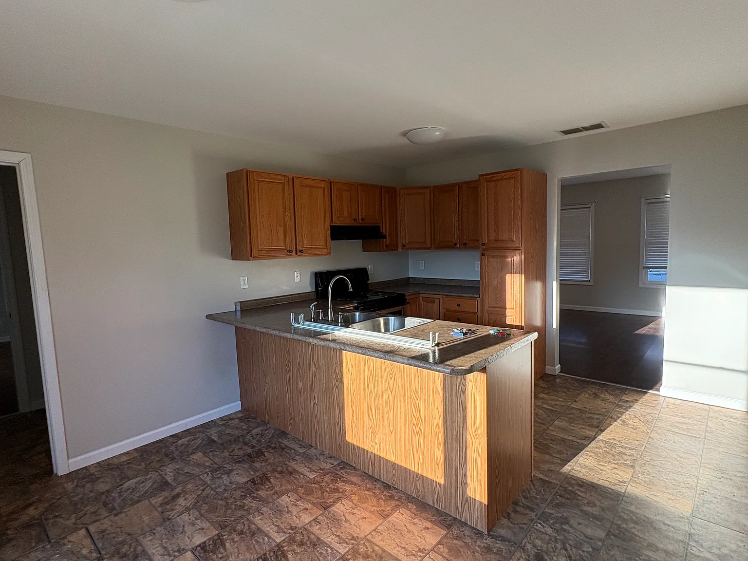 2 bed, 1072 sqft, $1,500 — Photo 3