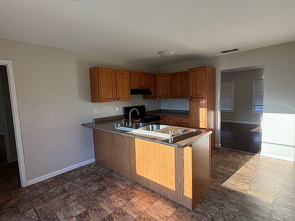 3rd image of 122 Maplewood Dr