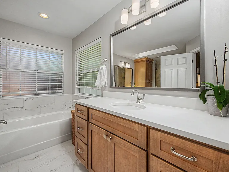 1626 Oakmont Cir — Photo 37