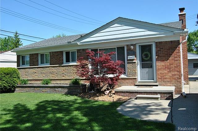 1st image of 32224 Mackenzie Dr