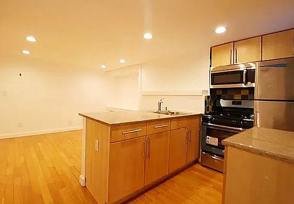3rd image of 220 Spencer St