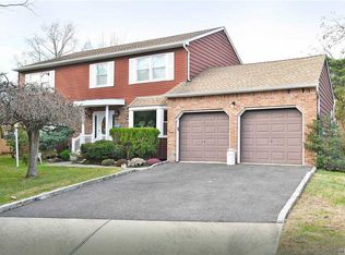 5 Ellen Ct, Glen Head, NY 11545