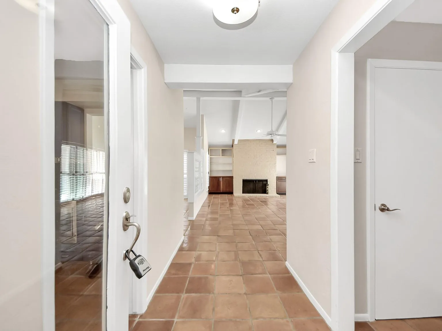 3 bed, 2.0 bath, 1995 sqft, $2,500 — Photo 3