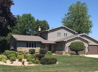 1612 Oakview Dr, Neenah, WI 54956