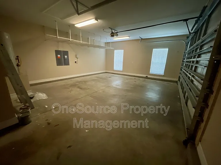 979 Watersview Dr — Photo 32