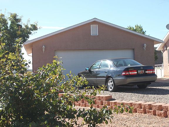 3rd image of 709 W Chamberlain Dr
