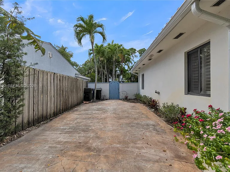 549 NE 12th Ave — Photo 47
