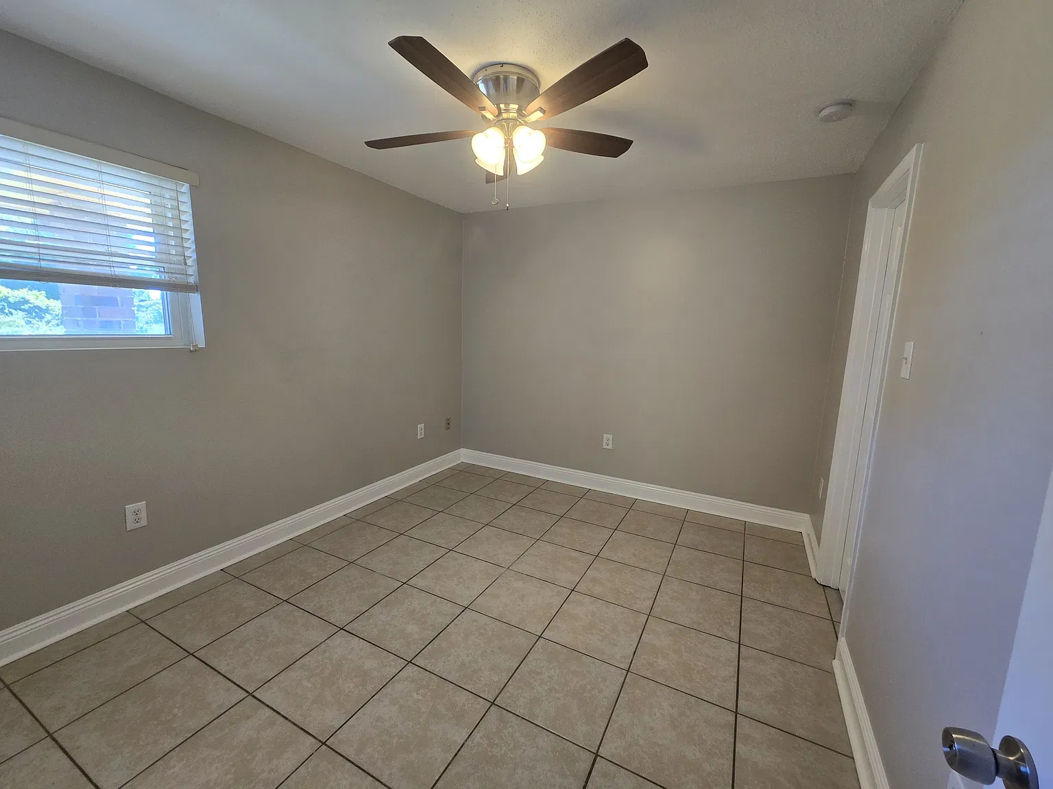81 Phillip Court East - 81 — Photo 4