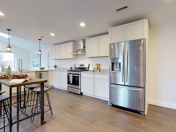 3rd image of 46 Dartmouth St