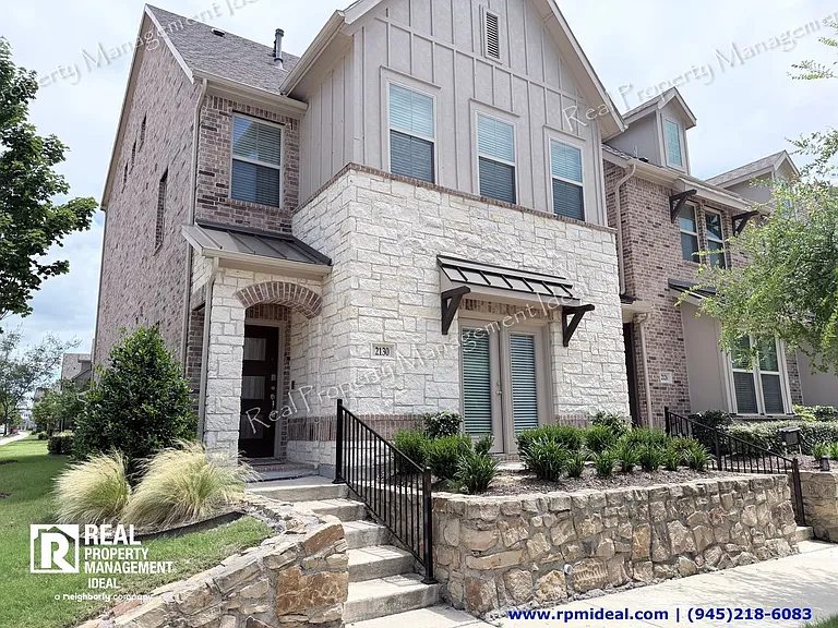 2130 Argolis Dr — Photo 2