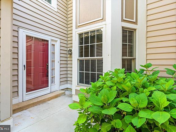 3rd image of 1300 Braken Ave