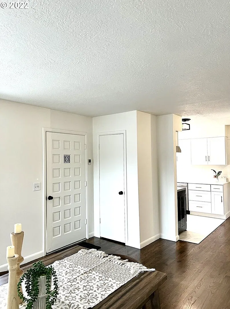 0107-01 — Photo 1