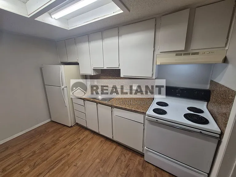 605 Amhurst Dr — Photo 3