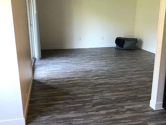 2x1.5-Brand new flooring throughout, lots of natural lighting.