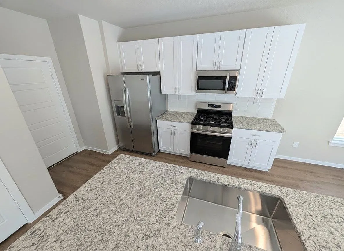4 bed, 2.5 bath, 2115 sqft, $2,200 — Photo 3