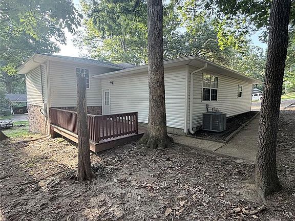 3rd image of 1611 Sylvan Dr