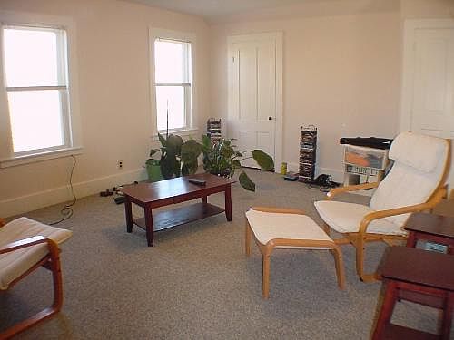 Spacious Living Room
13'2" x 13'9"
