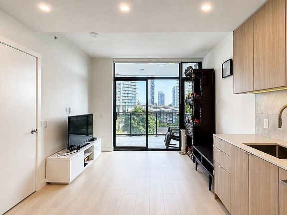 5th image of 626 Claremont St #901