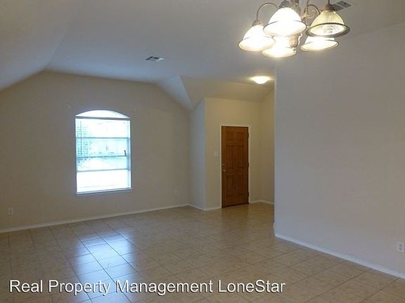 3rd image of 1212 Rainbow Parke Dr