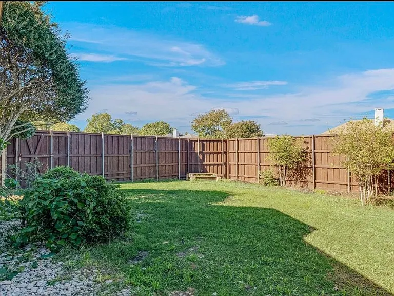 2305 Lancecrest Dr — Photo 18