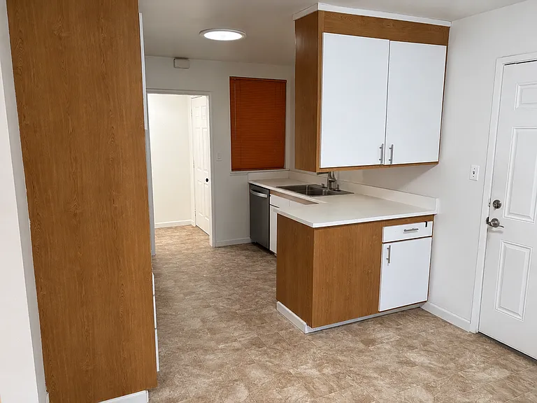 215 Saint Nicholas Ct — Photo 4
