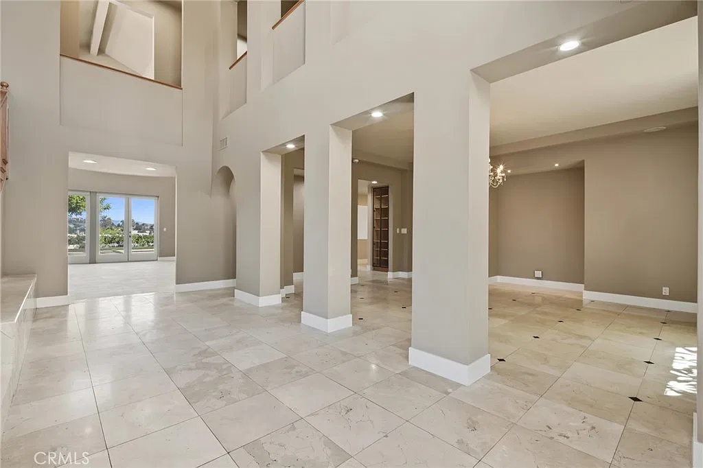 5 bed, 4989 sqft, $12,500 — Photo 4