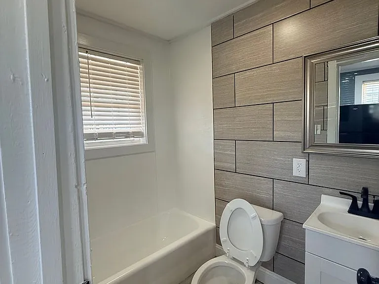 534 Manchester St SE — Photo 6