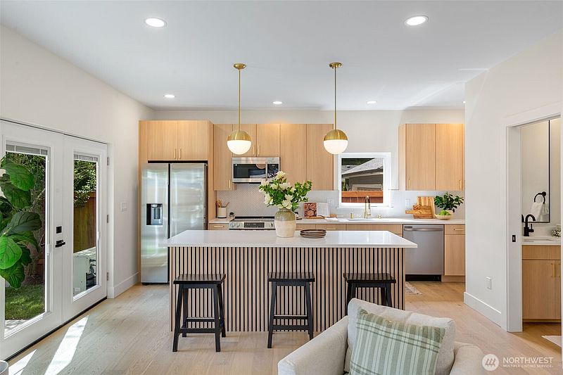 4th image of 10053 8th Avenue NW