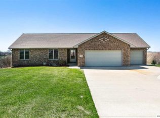 15854 Red Maple Dr, Peosta, IA 52068