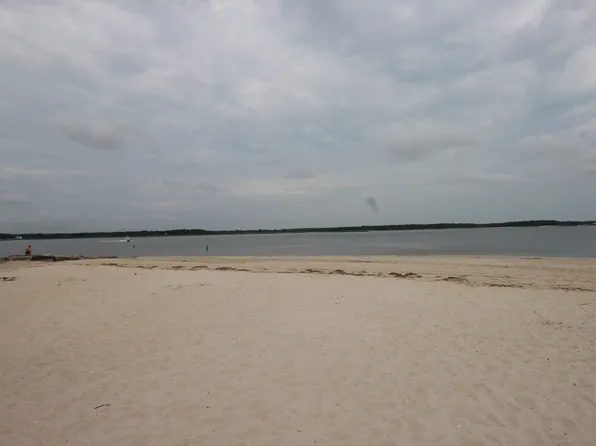 https://photos.zillowstatic.com/fp/dba5c375e328978bf12a8fd065a206e5-p_e.webp