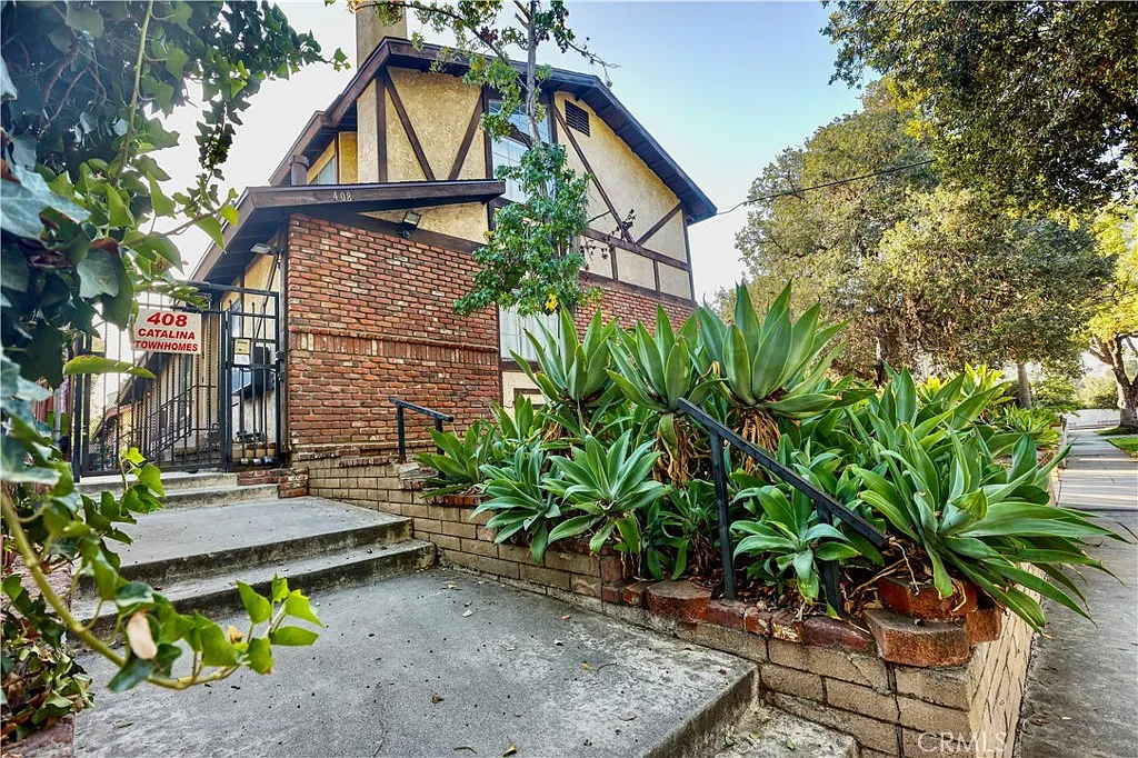 2 bed, 1.5 bath, 863 sqft, $2,800 — Photo 2