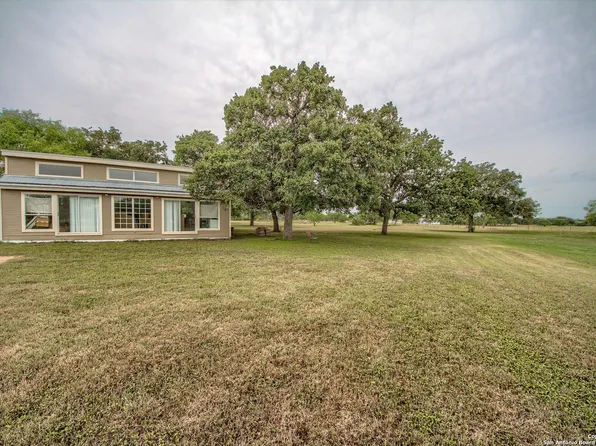 16064 E Lupon Rd, St Hedwig, TX 78152